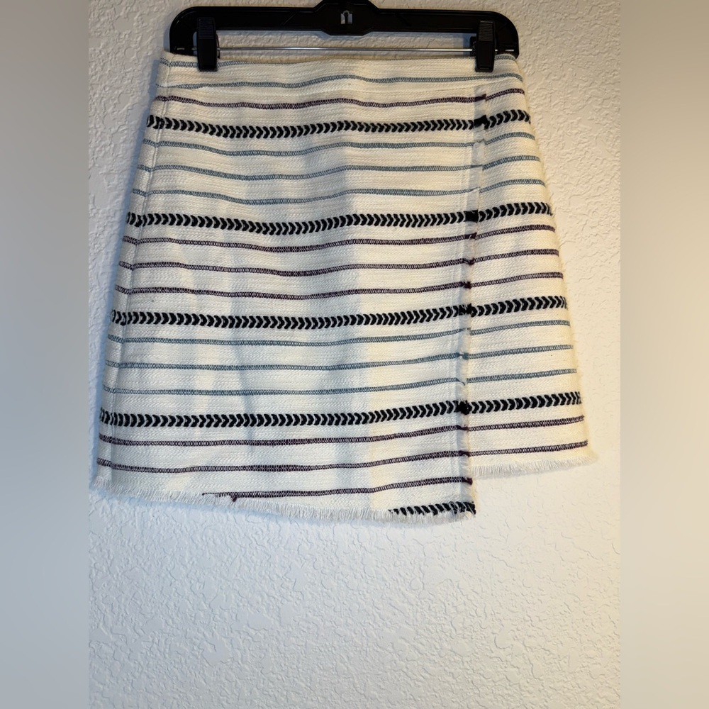 Loft wrap skirt‎ in white with blue /burgundy stripes and a fringed hem. Size 0